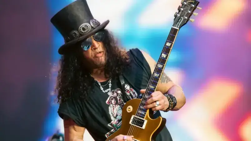 Slash tocando guitarra em um show