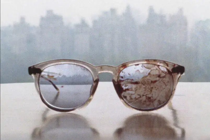 Imagem de um óculos do John Lennon. Ilustra o artigo sobre Músicos Assassinados