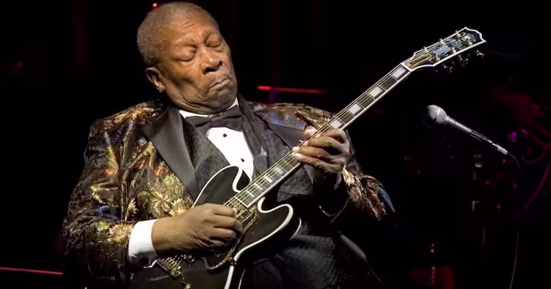 B.B. King tocando sua guitarra Lucille