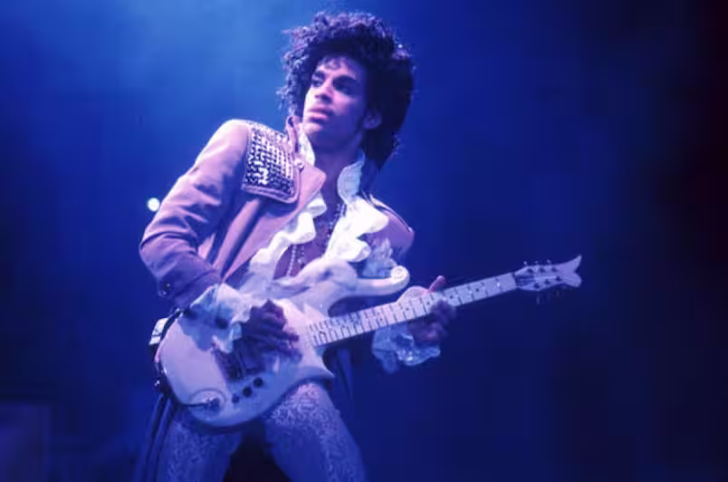 Prince tocando sua Cloud guitar