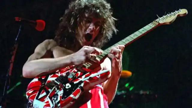 Eddie Van Halen tocando sua guitarra. Ilustra o artigo sobre guitarras icônicas