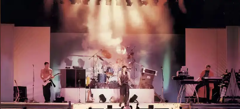 Capa do álbum Rádio Pirata Ao Vivo do RPM com os quatro membros em um show