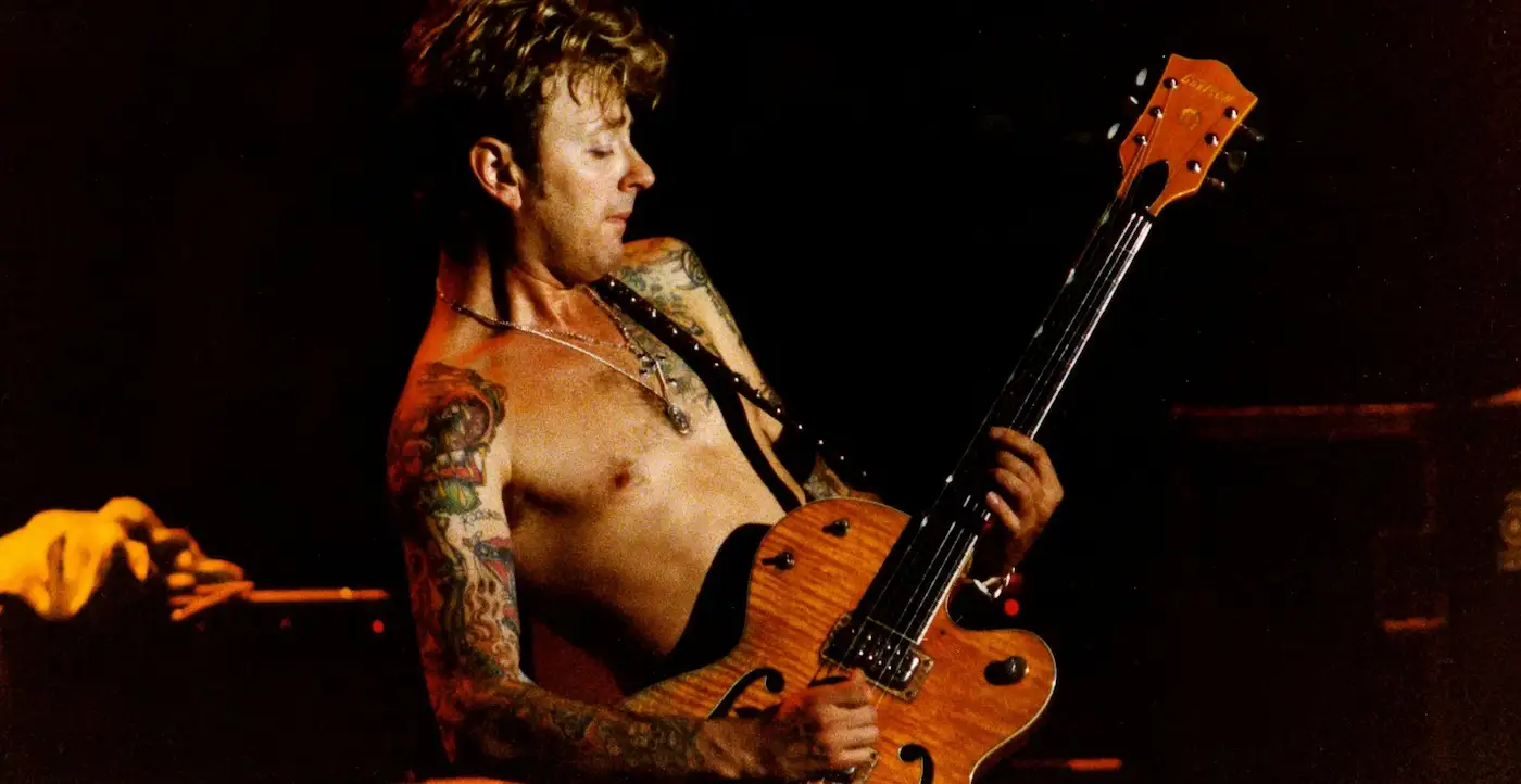 Guitarrista Brian Setzer com sua guitarra Gretsch. Ilustra o artigo sobre guitarristas subestimados