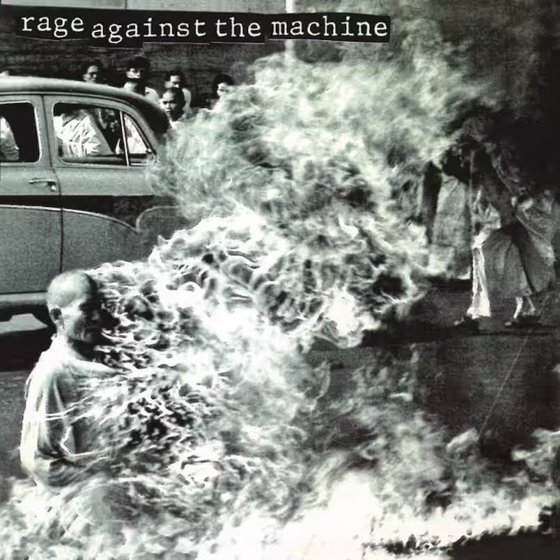 Capa do álbum de estreia do Rage Against The Machine, com a imagem de um monge se autoimolando.