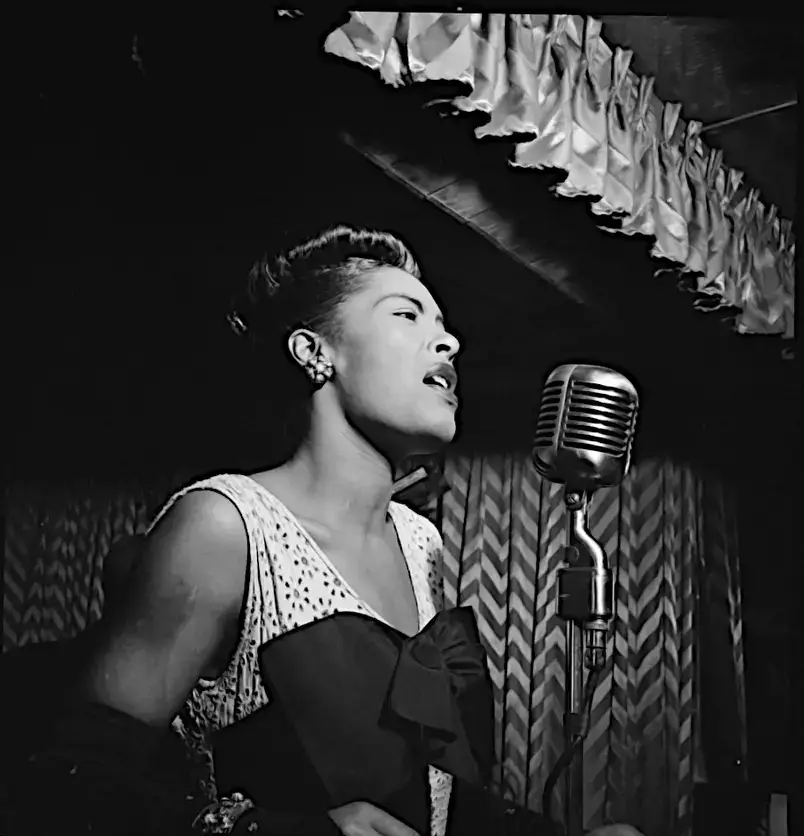 Billie Holiday cantando com um microfone