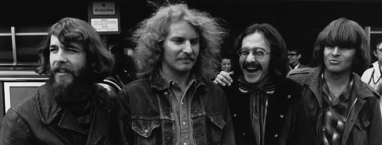 Foto da banda Creedence Clearwater Revival em um estúdio