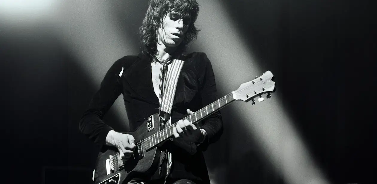 Guitarrista Keith RIchard tocando uma guitarra de 5 cordas