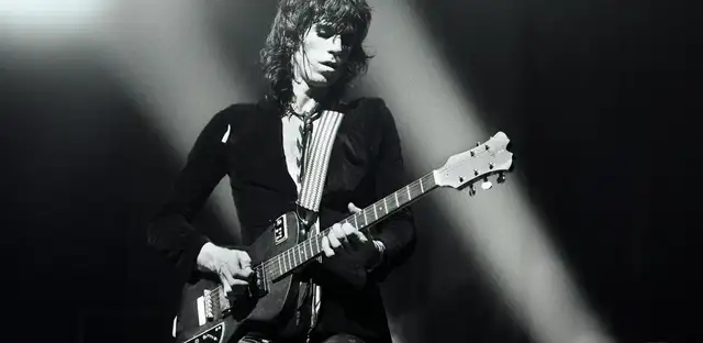 Guitarrista Keith RIchard tocando uma guitarra de 5 cordas