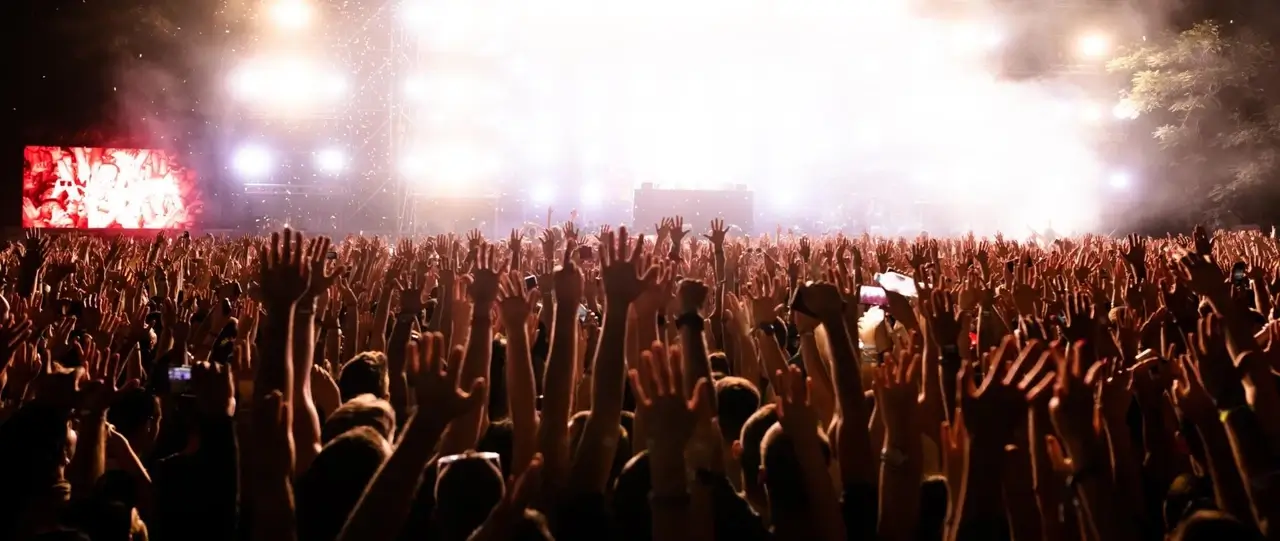 Ilustração de uma público grande em um show. Ilustra os maiores públicos em shows no Brasil