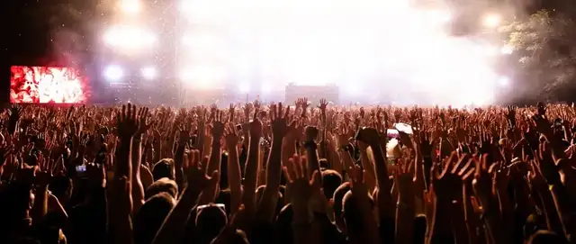 Ilustração de uma público grande em um show. Ilustra os maiores públicos em shows no Brasil