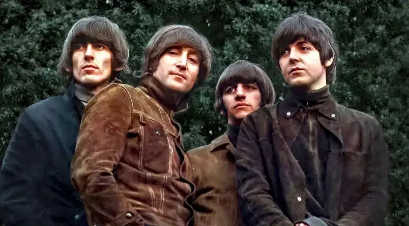 A imagem mostra os quatro beatles em uma foto para o álbum Rubber Soul